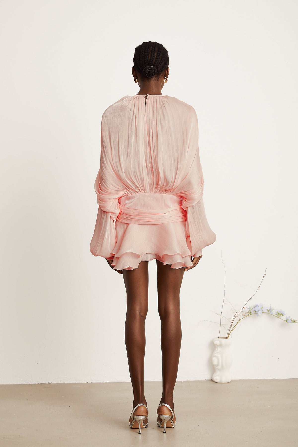 Patricia | Mini vestido con volantes y pliegues en color rosa