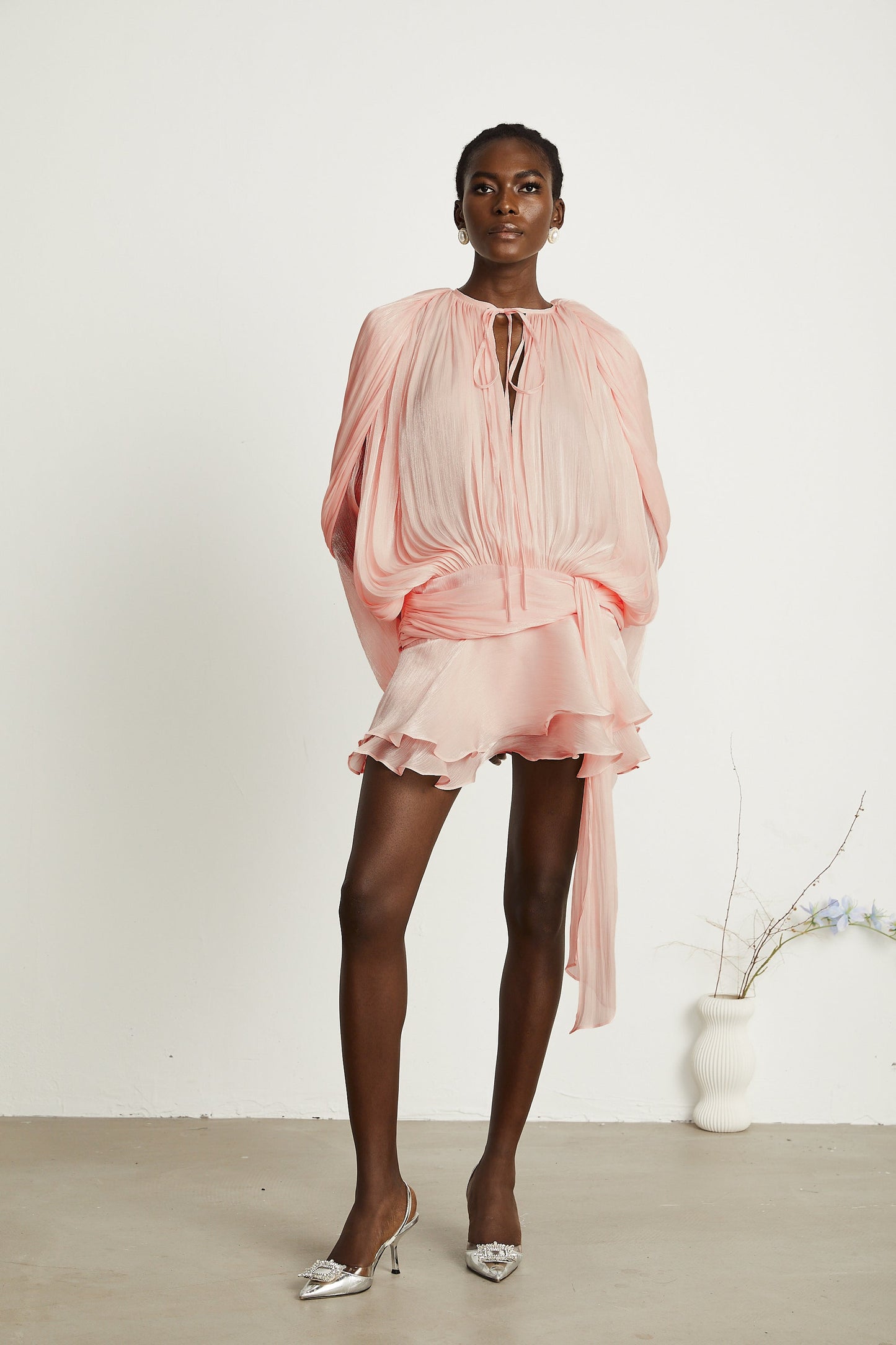 Patricia | Mini vestido con volantes y pliegues en color rosa