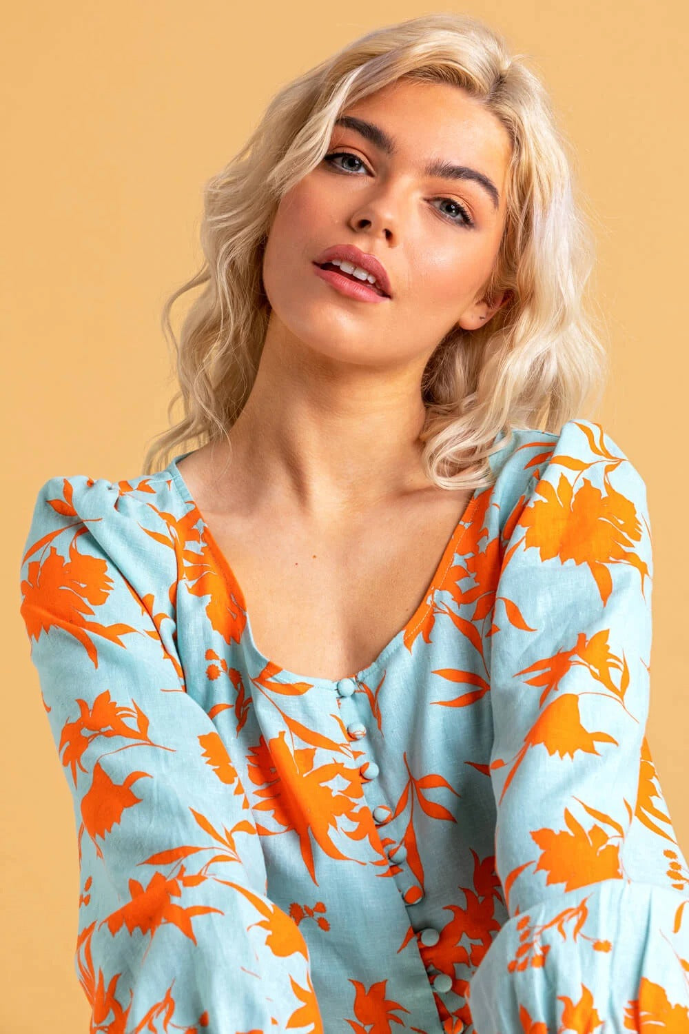 ROMA | Blusa con estampado floral y botones naranjas