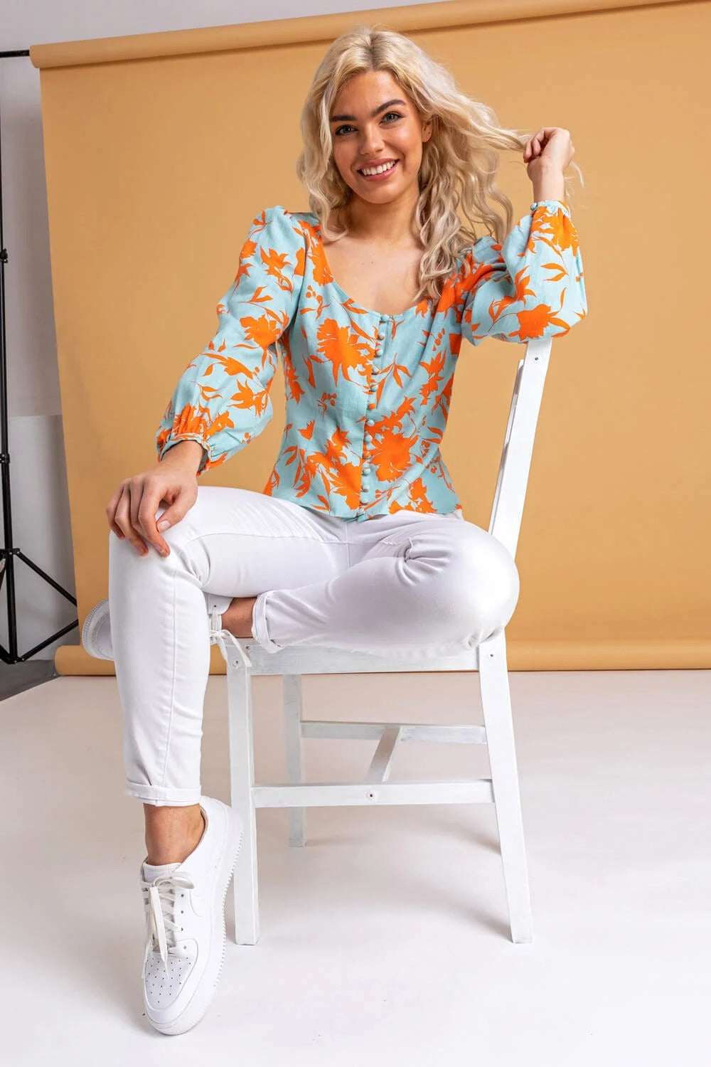 ROMA | Blusa con estampado floral y botones naranjas